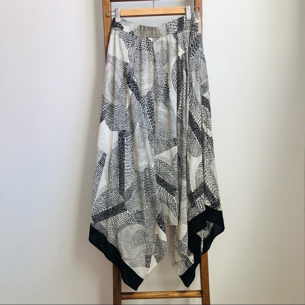 𝅺tribal print DKNY maxi skirt asymmetrical size S black and cream print